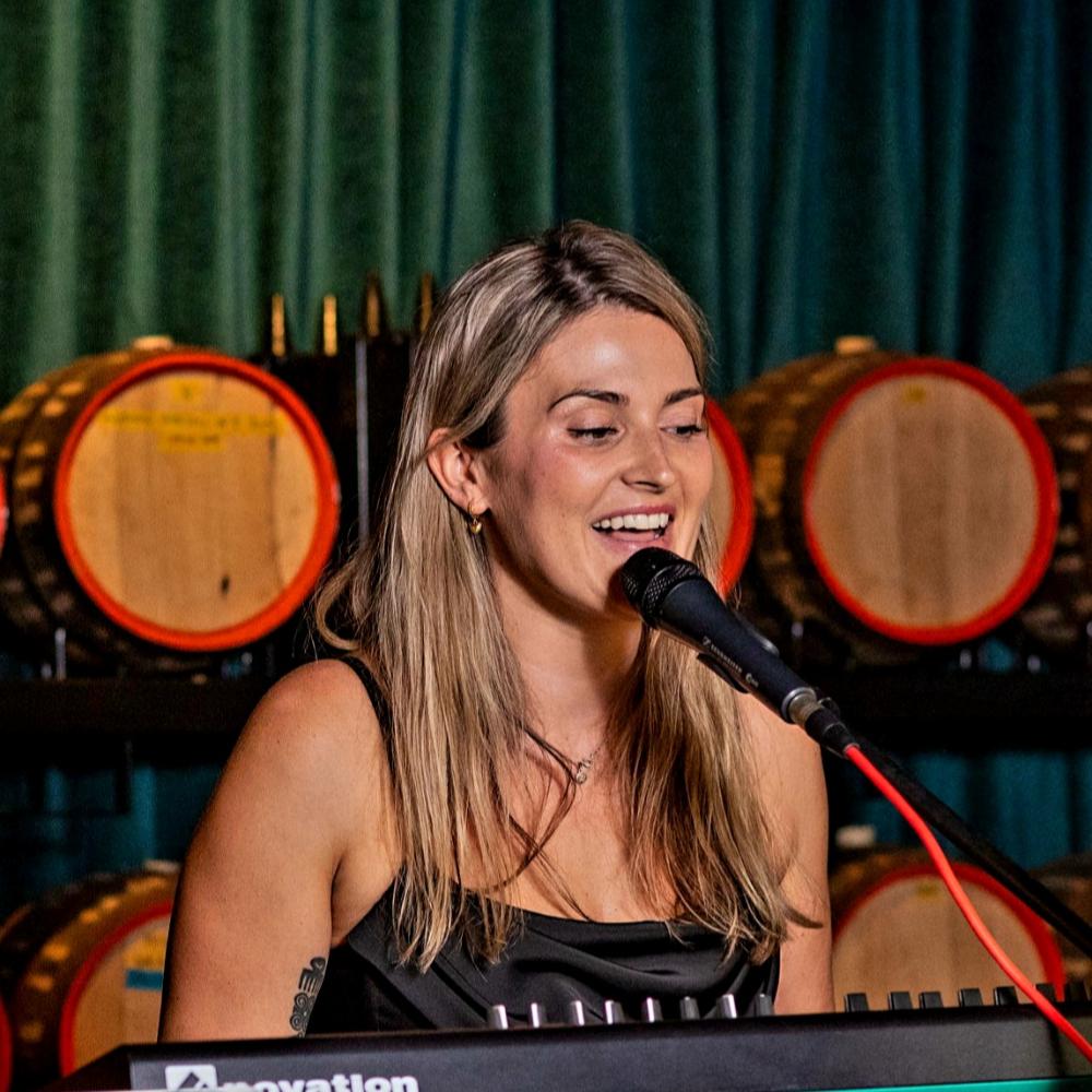 Female Singer / Keys Player
