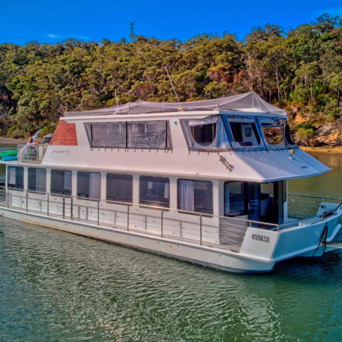 Amira Luxury Houseboat Hire